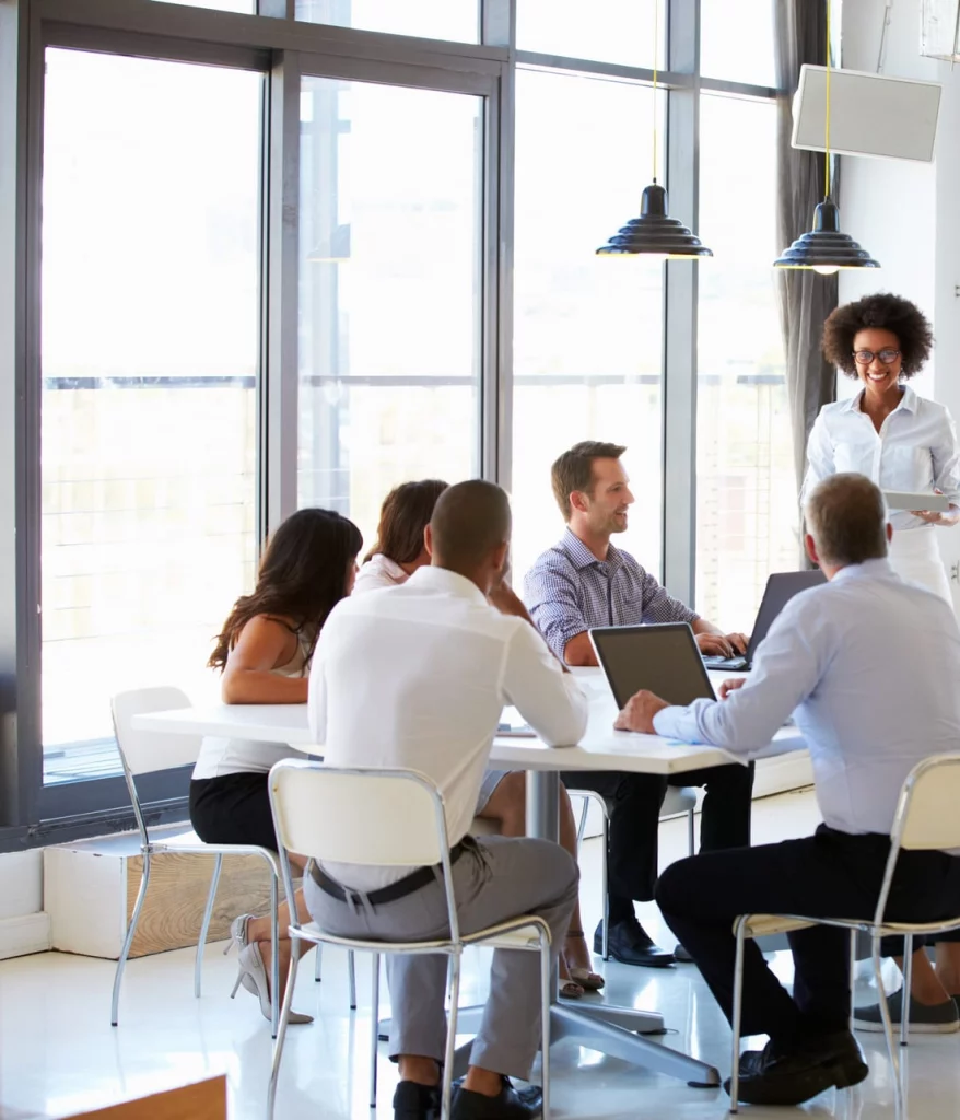 Réunion de travail autour d'une table